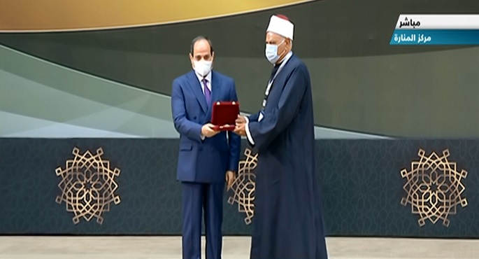 الرئيس السيسي يكرم عددًا من العلماء خلال احتفالية المولد النبوي الشريف