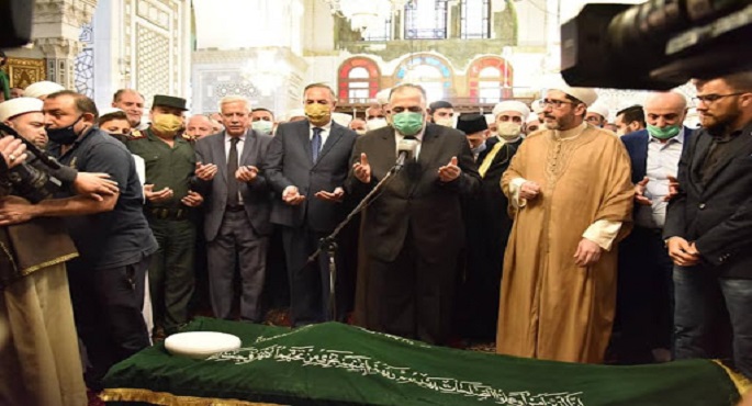 وزير الأوقاف السوري يتقدم مشيعي مفتي دمشق بعد مقتله في تفجير