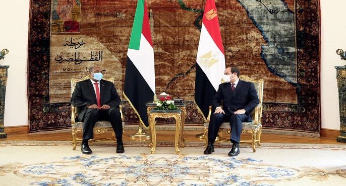 بالصور.. خلال لقائه البرهان.. الرئيس السيسي يؤكد مساندة مصر لإرادة القيادة السياسية بالسودان في صياغة مستقبل بلادهم