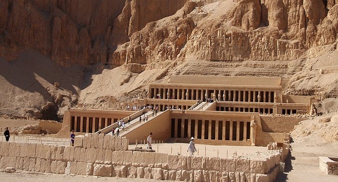 وزير التنمية المحلية ومحافظ الأقصر يتفقدان طريق وادي الملوك