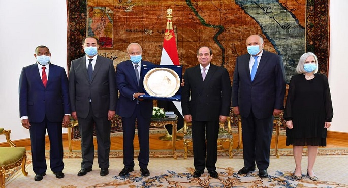 بالصور.. الرئيس السيسي يتسلم “درع العمل التنموي العربي لعام ٢٠٢٠”