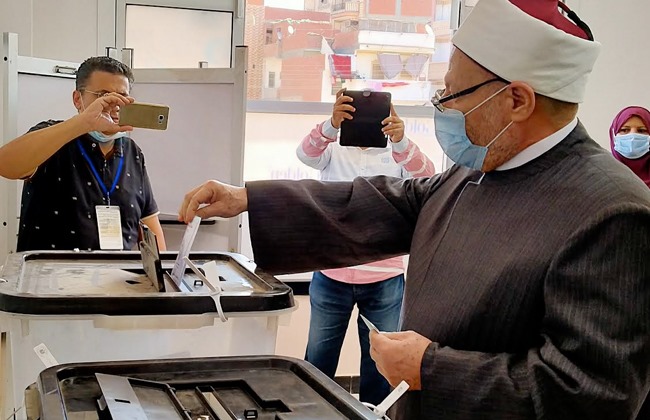 مفتي الجمهورية عقب التصويت في انتخابات البرلمان : التصويت واجب وطني وأدعو الجميع للمشاركة الفعالة فى الانتخابات