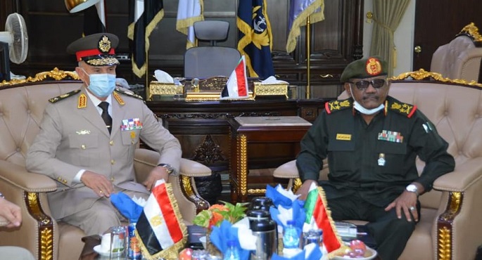 رئيس الأركان يعود إلى أرض الوطن عقب زيارة إلى السودان بحث خلالها أوجه التعاون بين البلدين