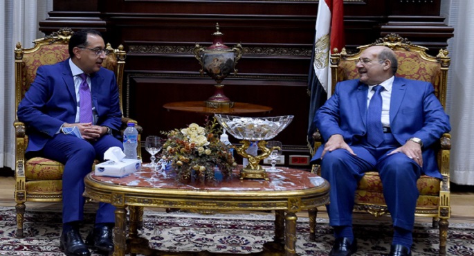بالصور.. رئيس الوزراء يزور مقر مجلس الشيوخ لتهنئة المستشار عبد الوهاب عبد الرازق
