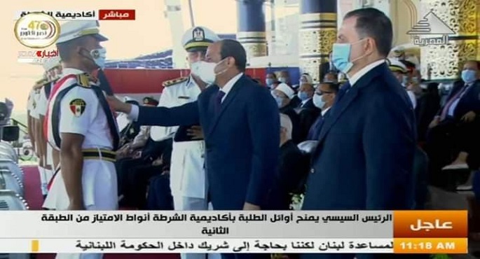 بالصور .. الرئيس السيسي يمنح أوائل خريجي كلية الشرطة نوط الامتياز من الطبقة الثانية