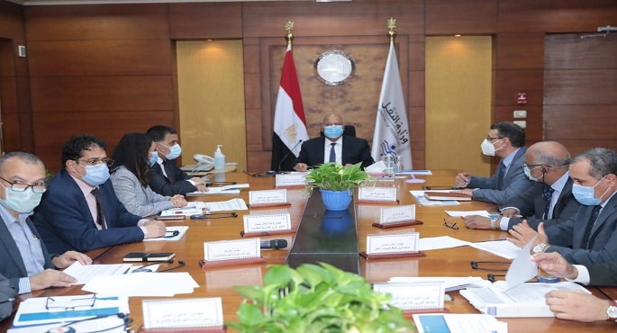 النقل تبحث مع البنك الدولي تمويل تحديث نظم الإشارات بخط (القاهرة – الجيزة – بني سويف)