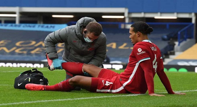 ليفربول يعلن رسميا إصابة فان دايك بقطع في الرباط الصليبي