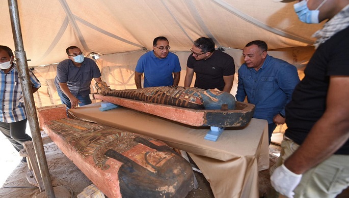 بالفيديو والصور.. رئيس الوزراء داخل بئر أثري بسقارة لتفقد كشف أثري كبير ستعلن تفاصيله قريباً