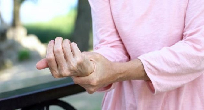 للوقاية من هشاشة العظام.. أطعمة تناولها وأخرى تجنبها