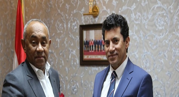 وزير الرياضة يتواصل هاتفيا مع رئيس الكاف للاطمئنان على صحته عقب إصابته بكورونا