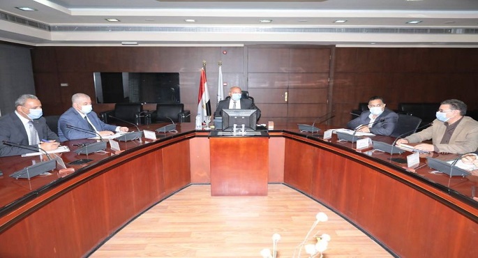 بالصور..وزير النقل يتابع مع قيادات السكك الحديدية ومصنع سيماف مشروعات عربات الركاب والبضائع