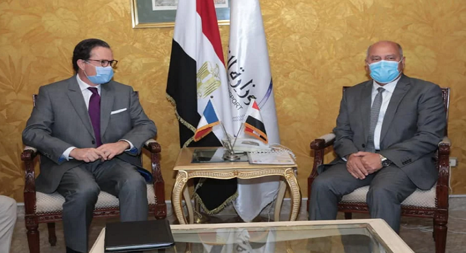 وزير النقل يبحث مع السفير الفرنسي بالقاهرة تدعيم التعاون المشترك في مجالات النقل المختلقة