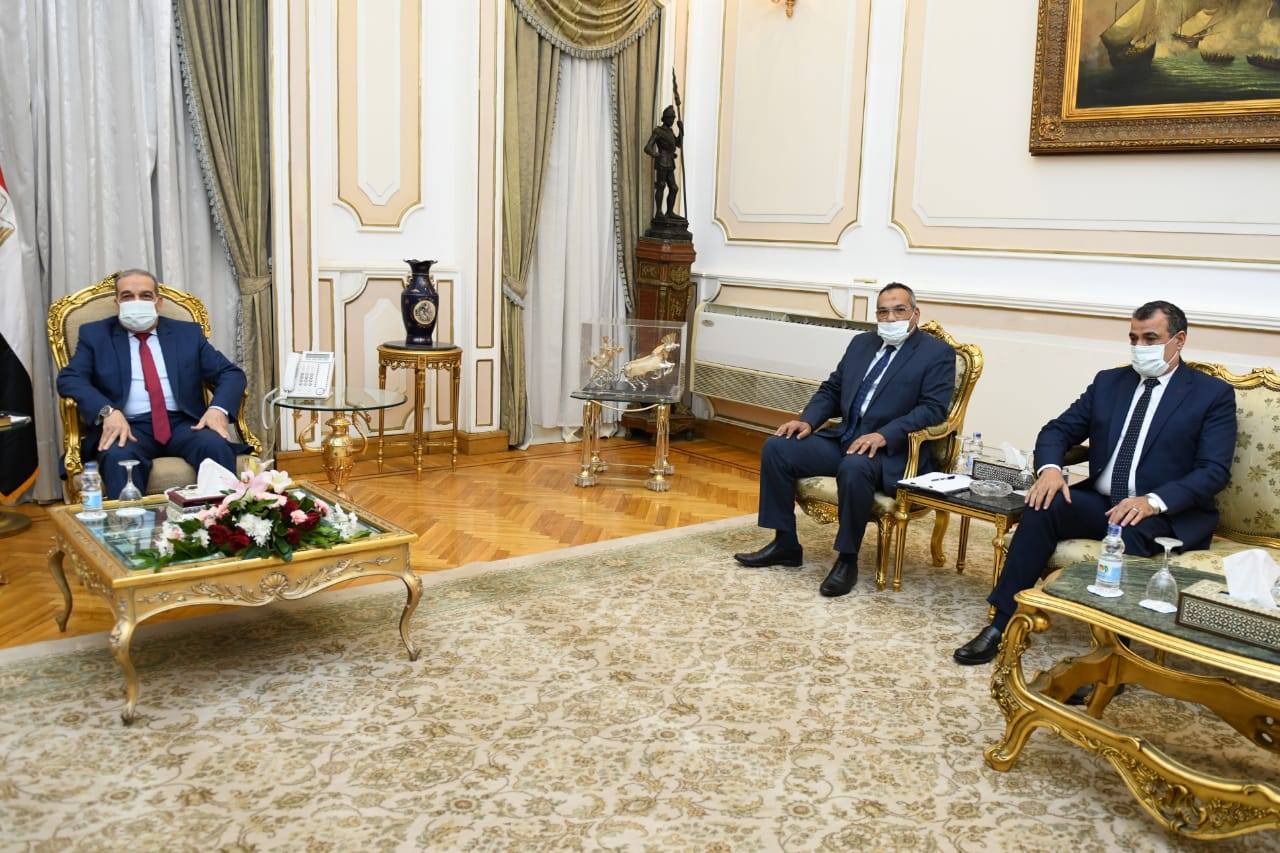 بالصور.. وزير الإنتاج الحربى يبحث مع نائب وزير الاقتصاد الرومانى سبل التعاون
