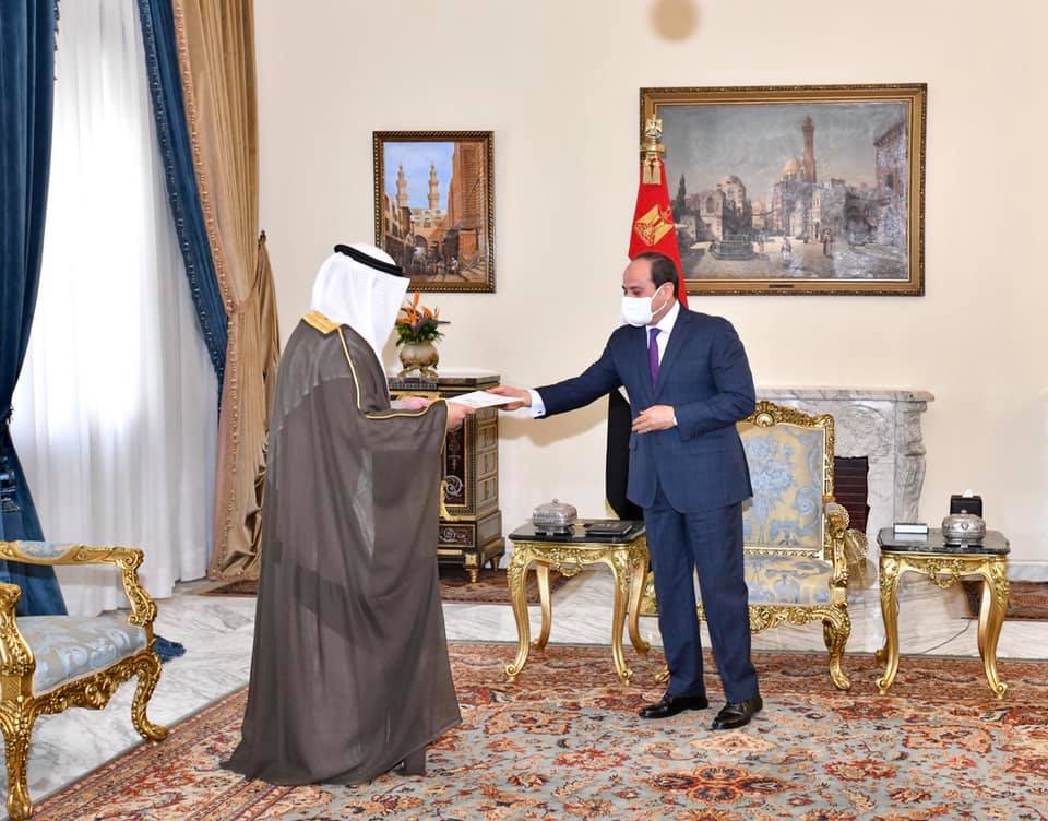بالصور..بعد تلقيه رسالة من أمير الكويت .. الرئيس السيسي يؤكد حرص مصر على تطوير التعاون الوثيق والمتميز بين مصر والكويت