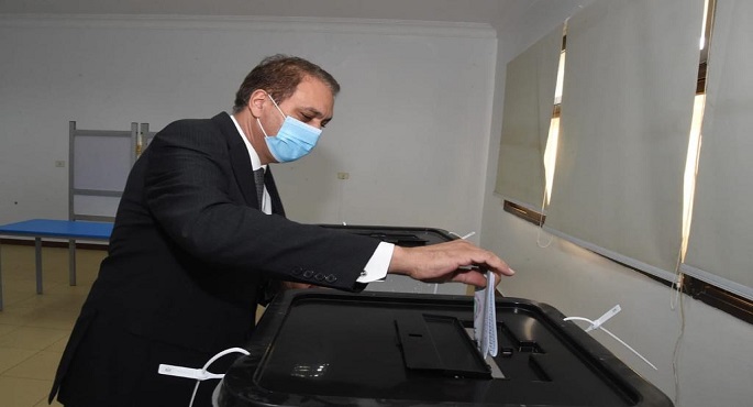 بالصور.. وزير الدولة لشؤون المجالس النيابية يدلى بصوته فى انتخابات النواب