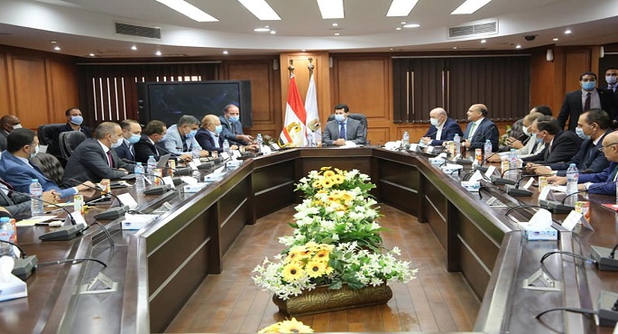 بالصور .. وزير الشباب يبحث الفرص الاستثمارية مع رجال الأعمال وممثلي القطاع الخاص