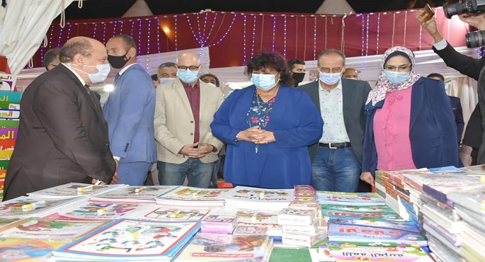 بالصور .. وزيرة الثقافة تفتتح معرض الأوبرا الأول للكتاب
