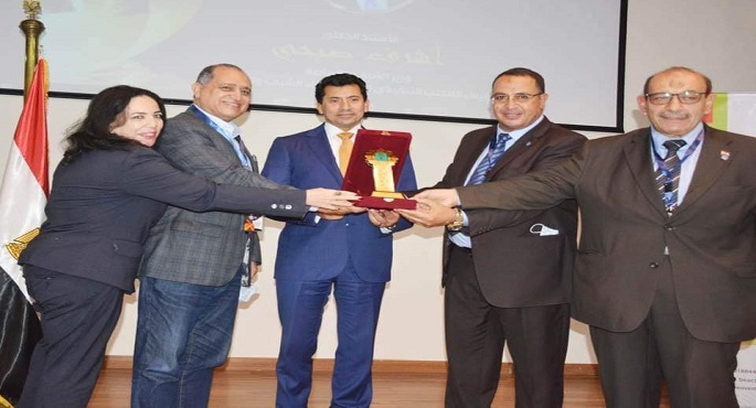 بالصور .. فوز أشرف صبحى بجائزة شخصية العام للثقافة الرياضية على المستوى العربي