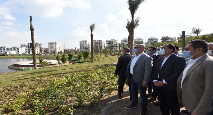 بالصور .. رئيس الوزراء يُتابع من الموقع أعمال تطوير سُور مجرى العيون وبُحيرة عين الصيرة