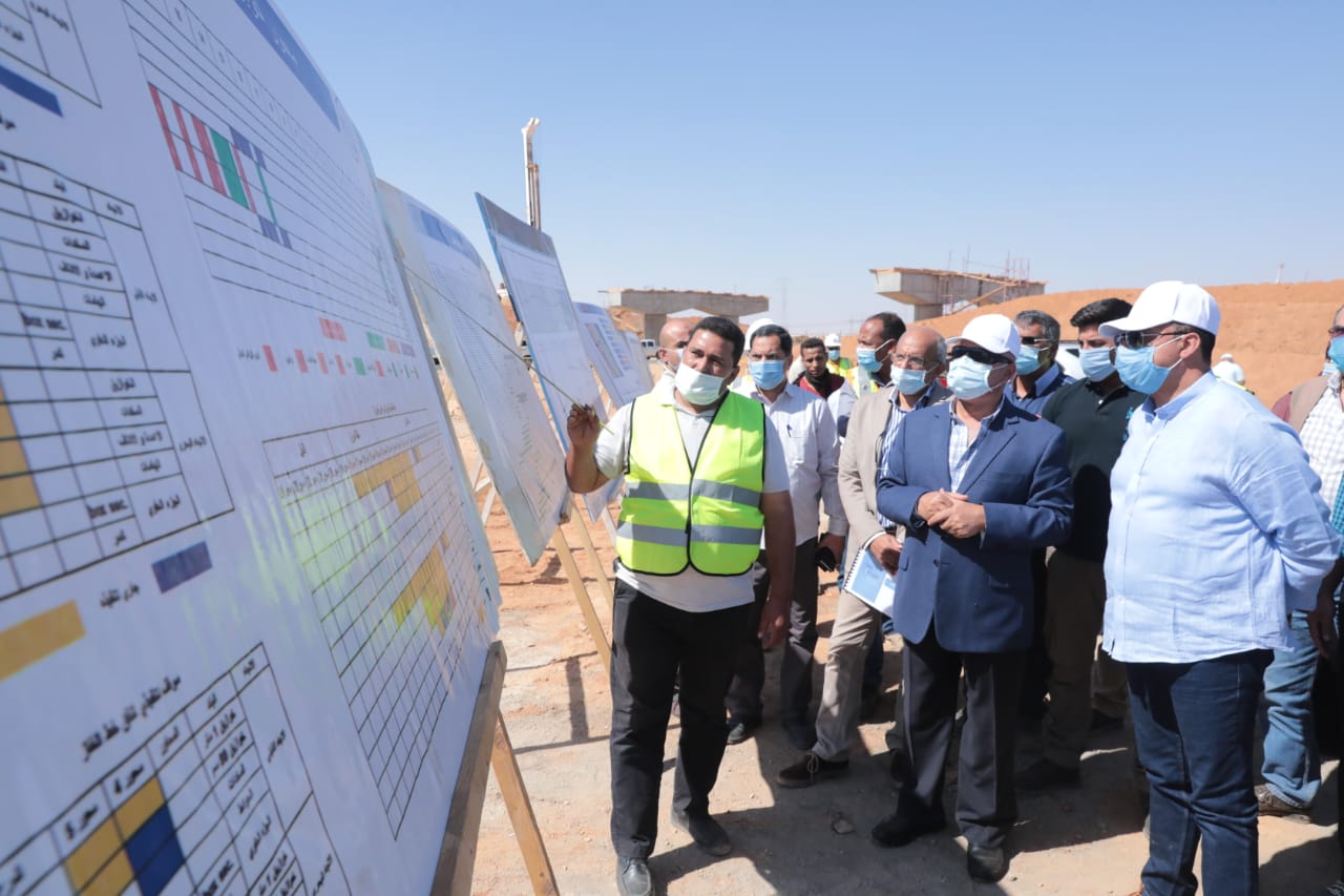 بالصور.. وزير النقل يواصل جولاته بمحافظات الصعيد ويتفقد 3 محاور  تنموية