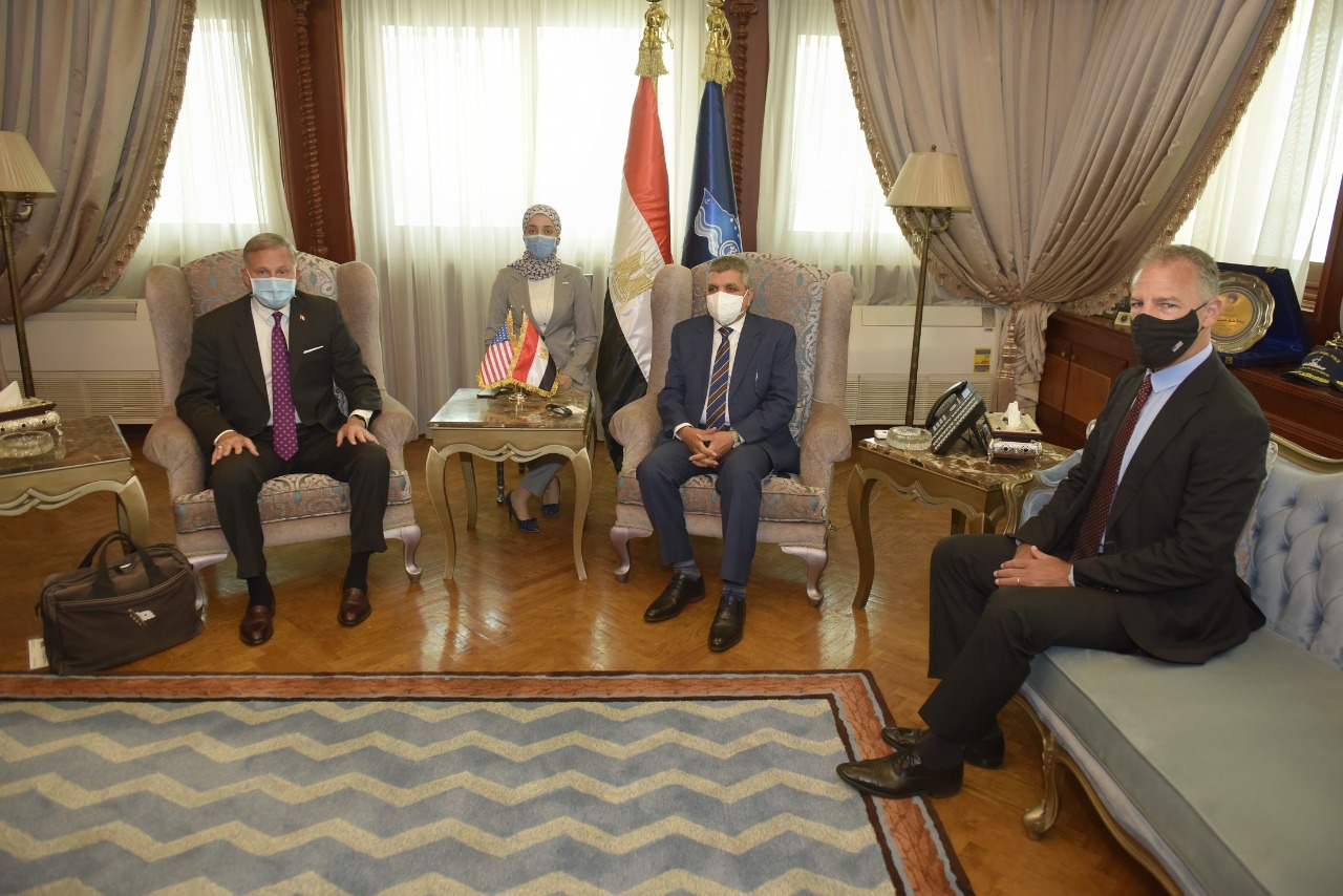 بالصور.. أسامة ربيع يلتقي وكيل وزارة البحرية الأمريكية لبحث التعاون المشترك