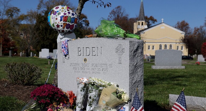 عقب فوزه بالانتخابات الرئاسية.. بايدن يزور قبر نجله الذى شجعه على خوض الانتخابات