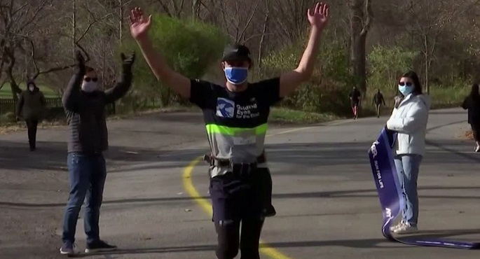 رجل كفيف يعدو خمسة كيلومترات منفرداً دون مساعدة بشرية