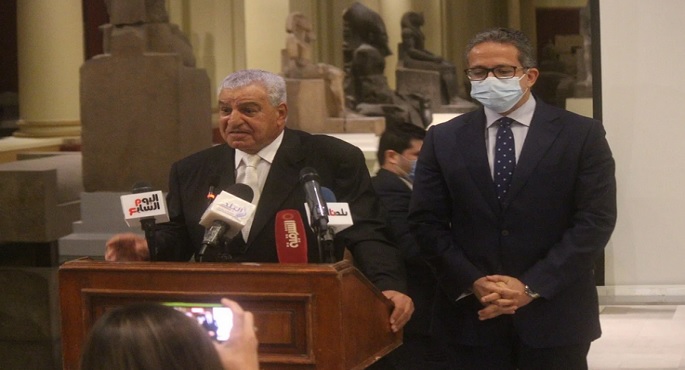 “السياحة والآثار” تكرم زاهي حواس بالمتحف المصري