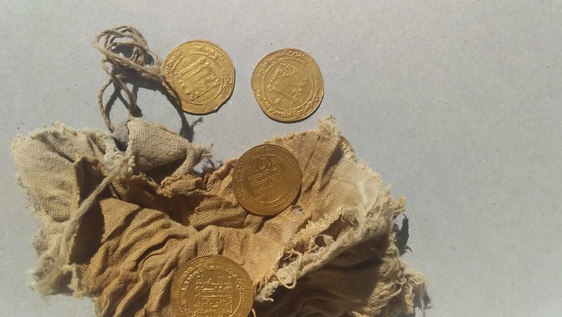 بالصور.. الآثار: اكتشاف 28 دينارا من الذهب و5 قطع صغيرة من دنانير من العصر العباسي بالفيوم