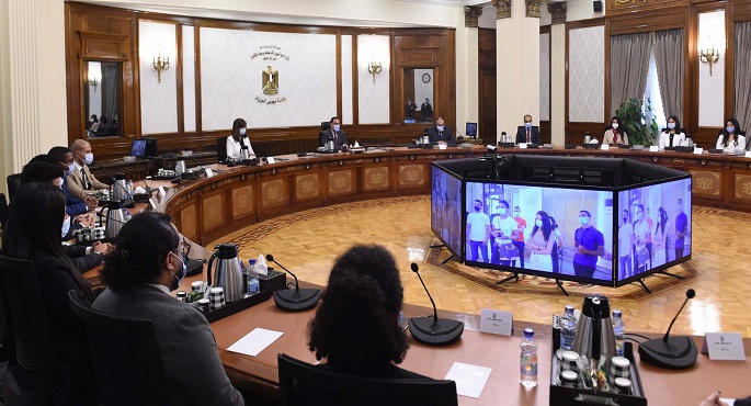 بالفيديو.. رئيس الوزراء يلتقي بمجموعة من الشباب المصريين الدارسين بالخارج