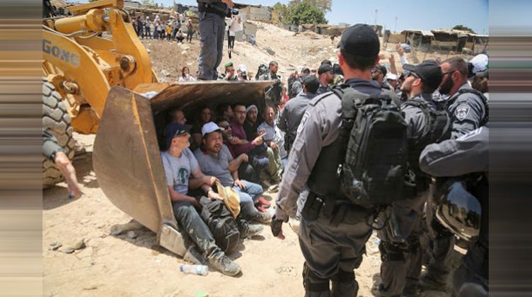 اعتصام عشرات الفلسطينيين بقرية “الخان الأحمر” احتجاجا على إعادة النظر في قرار هدمها