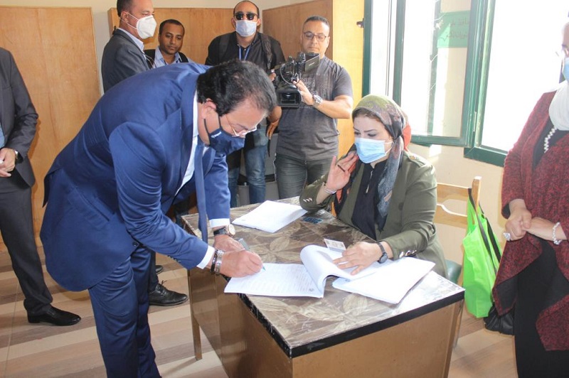 بالصور .. وزير التعليم العالي والبحث العلمي يدلي بصوته في انتخابات مجلس النواب