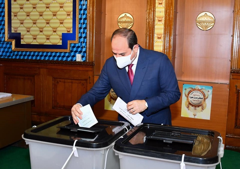 بالصور والفيديو .. الرئيس السيسي يدلي بصوته في انتخابات مجلس النواب بمدرسة بمصر الجديدة