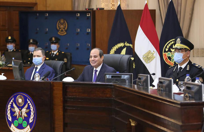 بالصور..الرئيس السيسي يتفقد أكاديمية الشرطة ويحضر اختبار کشف الهيئة للطلبة المتقدمين