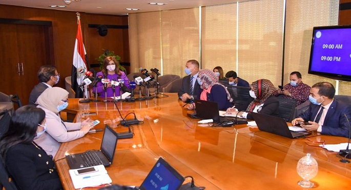 بالصور .. غرفة عمليات وزارة الهجرة تتابع مشاركة المصريين بالخارج فى المرحلة الثانية لانتخابات مجلس النواب