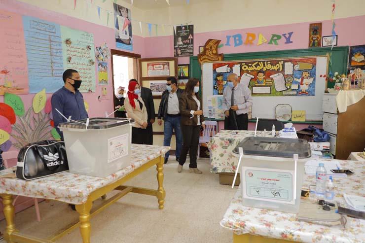 بالصور .. محافظ دمياط : العملية الانتخابية منتظمة وآمنة ولم يتم رصد أي مخالفات