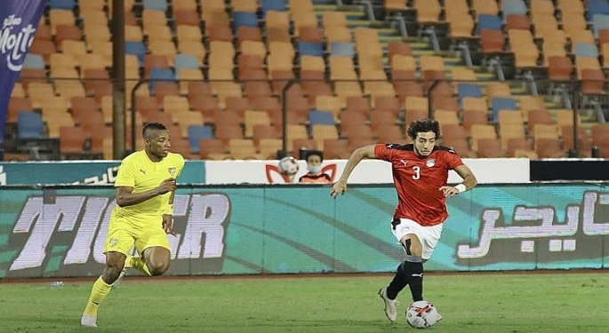 ظهير الأهلي محمد هاني يغادر معسكر المنتخب بسبب إصابة في الركبة