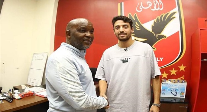 موسيماني يجتمع مع طاهر محمد طاهر لاعب الأهلي الجديد ويطمئن على حالته