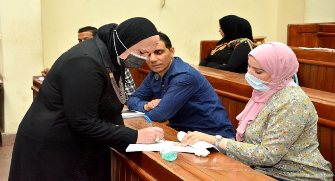 بالصور .. وزيرة التجارة والصناعة تدلى بصوتها بانتخابات مجلس النواب بكلية الفنون الجميلة