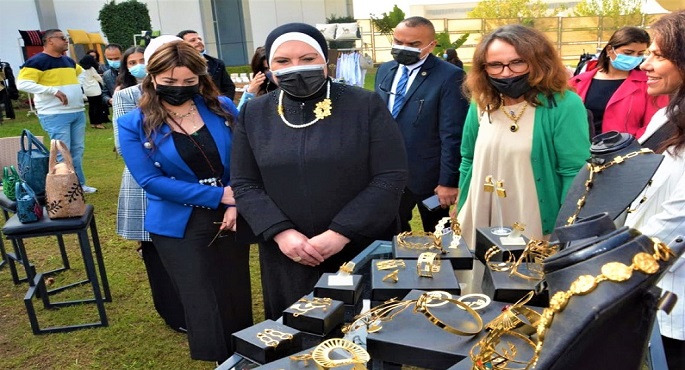 بالصور .. وزيرة التجارة والصناعة تفتتح معرض “صنع في مصر” بمتحف القوات الجوية