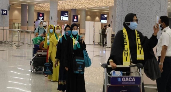 أول فوج من المعتمرين القادمين من خارج السعودية يؤدون مناسك العمرة