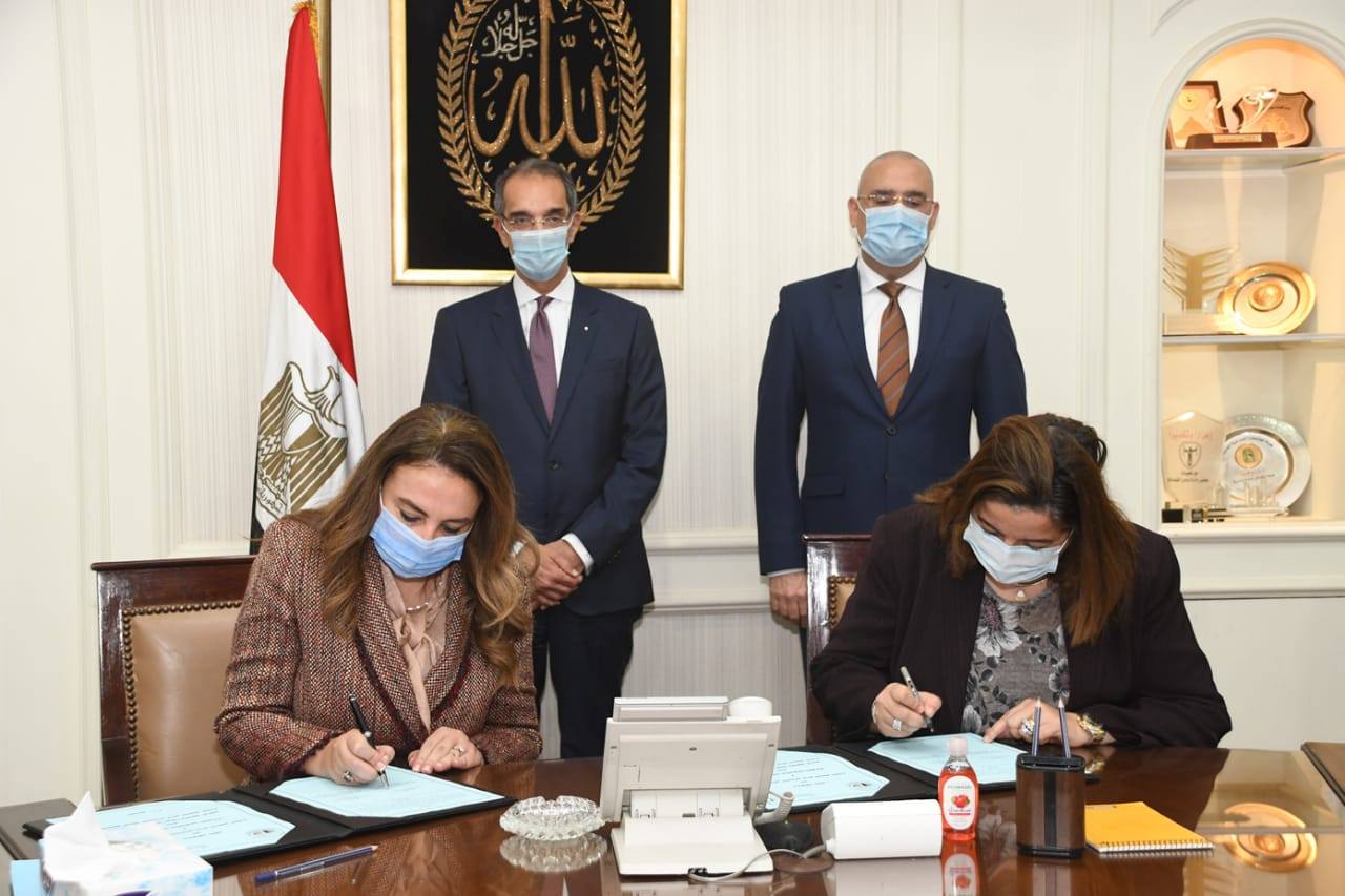 بالصور..الإسكان والاتصالات توقعان بروتوكول تعاون لتطوير خدمات الميكنة والتحول الرقمي
