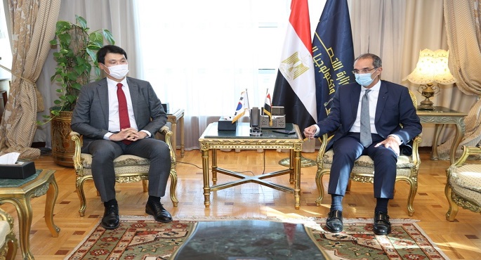 بالصور .. وزير الاتصالات يبحث مع سفير كوريا الجنوبية التعاون بين البلدين فى مجالات الذكاء الاصطناعي