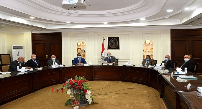 بالصور .. وزير الإسكان يستعرض الحلول غير التقليدية لرفع مستوى خدمتي المياه والصرف الصحى بالريف