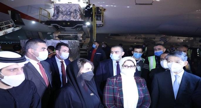 بالصور .. وزيرة الصحة تستقبل أولى شحنات لقاح فيروس كورونا من إنتاج شركة سينوفارم الصينية