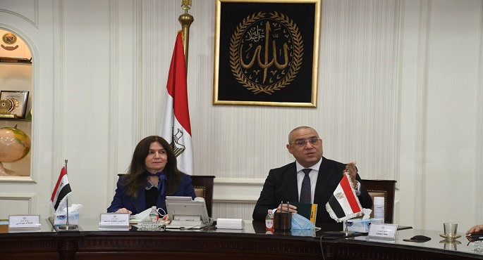 بالصور .. وزير الإسكان يلتقى نظيرته العراقية لعرض التجربة المصرية فى الإسكان وإنشاء المدن الجديدة