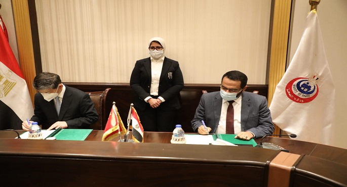 بالصور .. وزيرة الصحة والسفير الصيني يشهدان توقيع مذكرة تعاون لتوفير لقاحات فيروس كورونا
