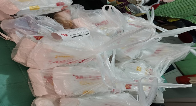 42 ديلفرى يحتشدون أمام منزل طفلة بالفلبين فى وقت واحد