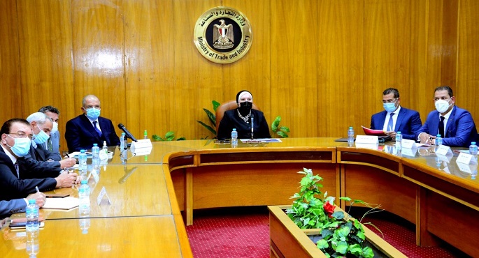 وزيرة التجارة والصناعة تعلن : تنظيم المعرض الأول لتكنولوجيا تحويل وإحلال السيارات للعمل بالغاز الطبيعى برعاية رئيس الجمهورية