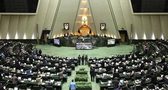 برلمان إيران يمهل أطراف الاتفاق النووي شهرا لرفع الحظر